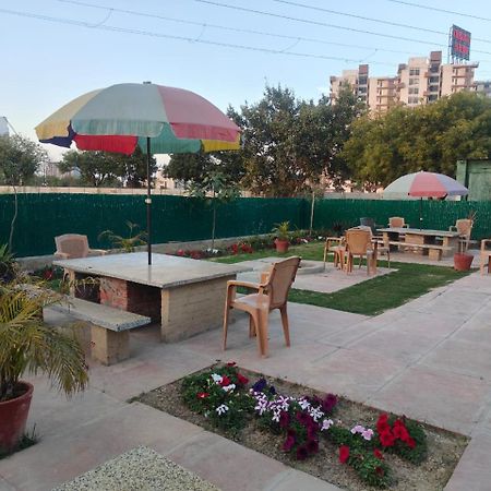 Villa In Vrindavan, Hare Krishna M Esterno foto