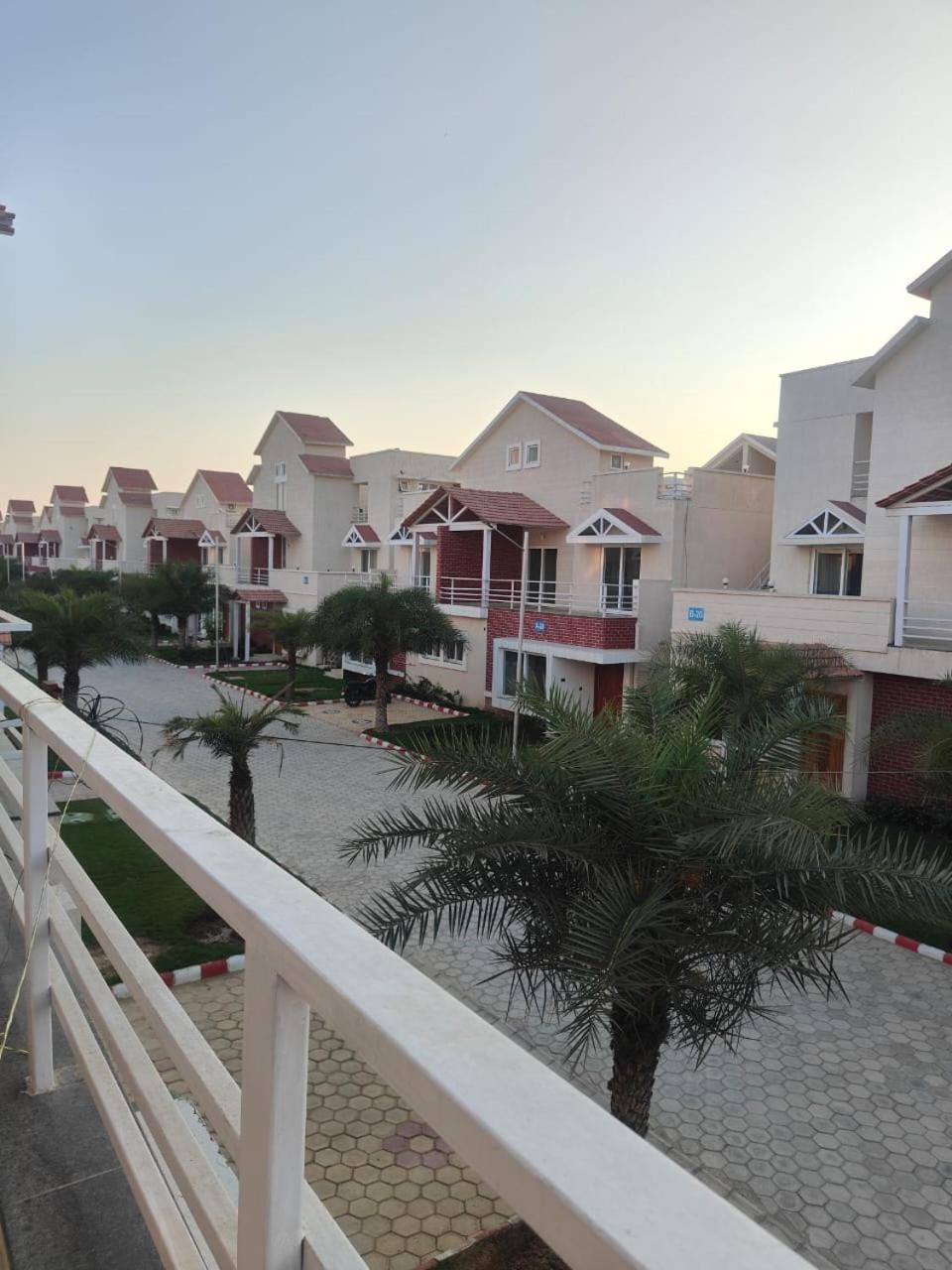 Villa In Vrindavan, Hare Krishna M Esterno foto