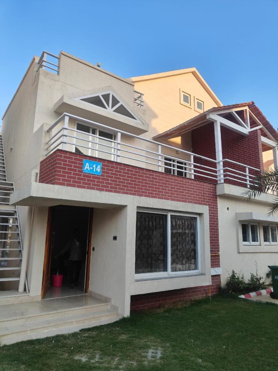 Villa In Vrindavan, Hare Krishna M Esterno foto