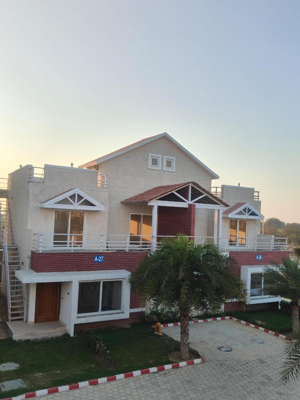 Villa In Vrindavan, Hare Krishna M Esterno foto