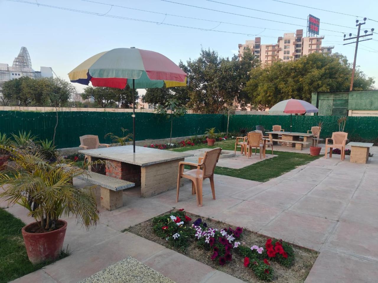 Villa In Vrindavan, Hare Krishna M Esterno foto